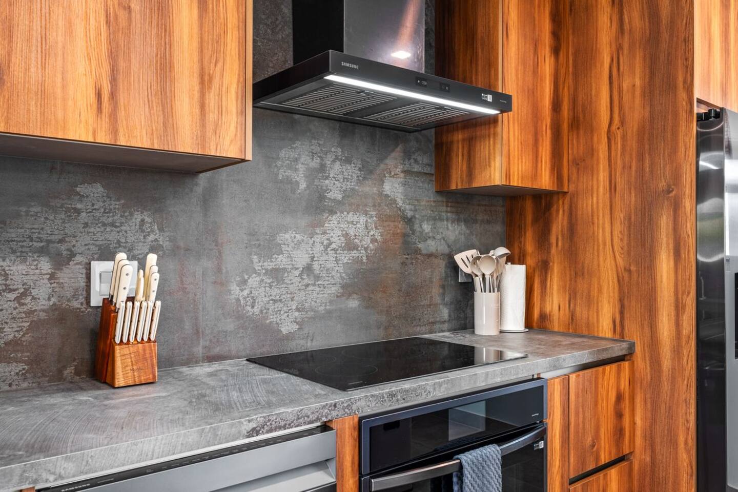 The fully equipped kitchen has everything you need to prepare meals during your stay, with plenty of counter space and an open layout that connects naturally to the living room.