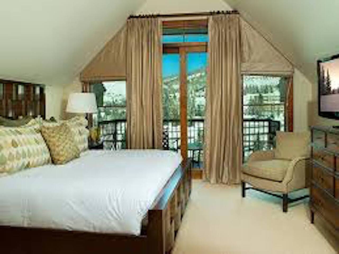 THE RITZ-CARLTON CLUB, VAIL RESORT AND SPA - BEDROOM WITH  KING BED