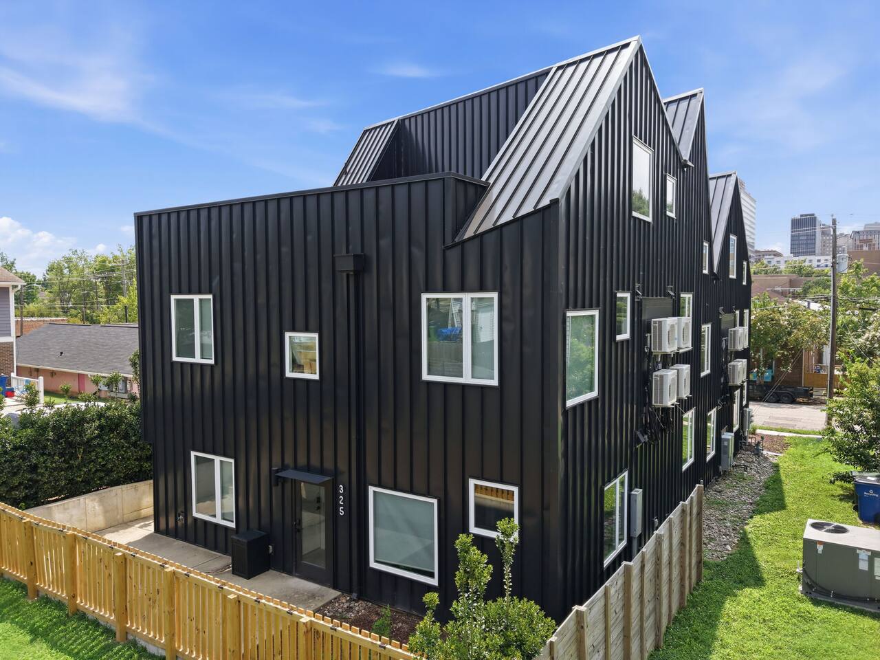 Downtown Authentic, Backyard, Rooftop, Pets OK