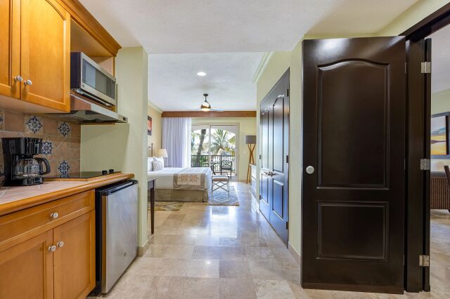 Bright suite with kitchenette and private balcony with tropical views