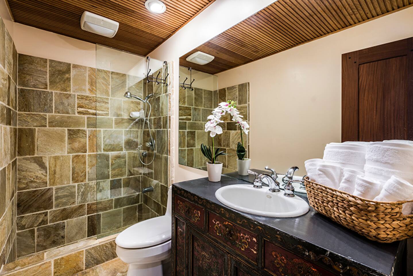 Diamond Head Tranquility: 4BR Ocean View Home