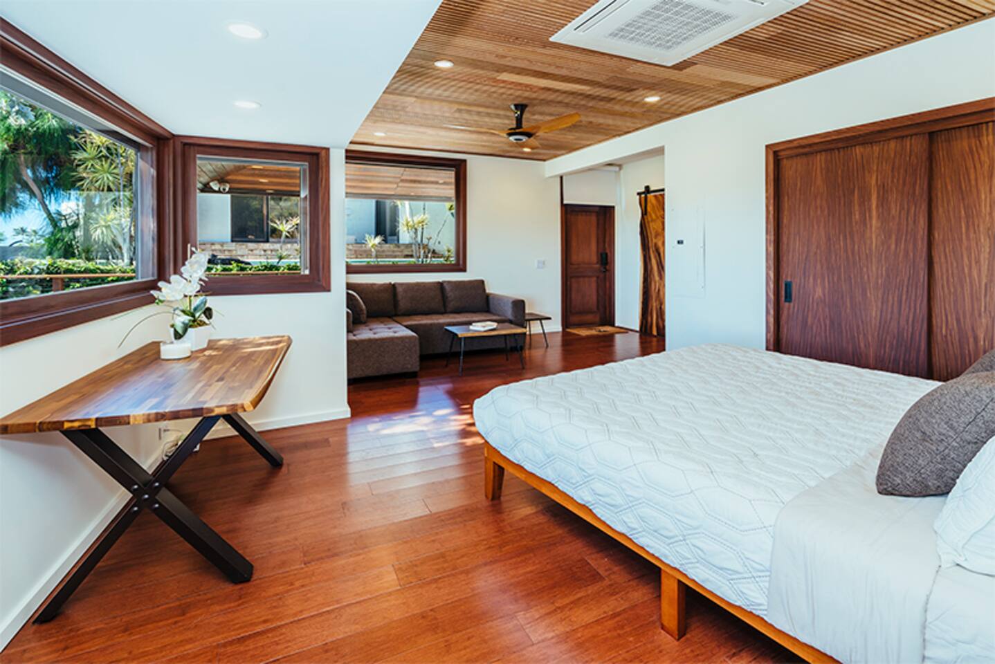 Diamond Head Tranquility: 4BR Ocean View Home
