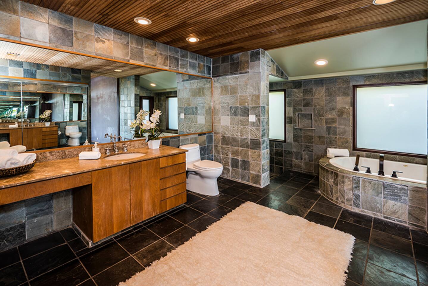 Diamond Head Tranquility: 4BR Ocean View Home