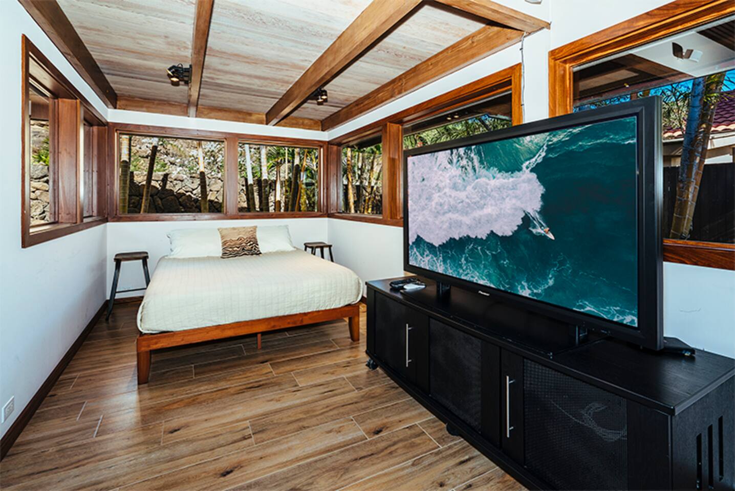 Diamond Head Tranquility: 4BR Ocean View Home