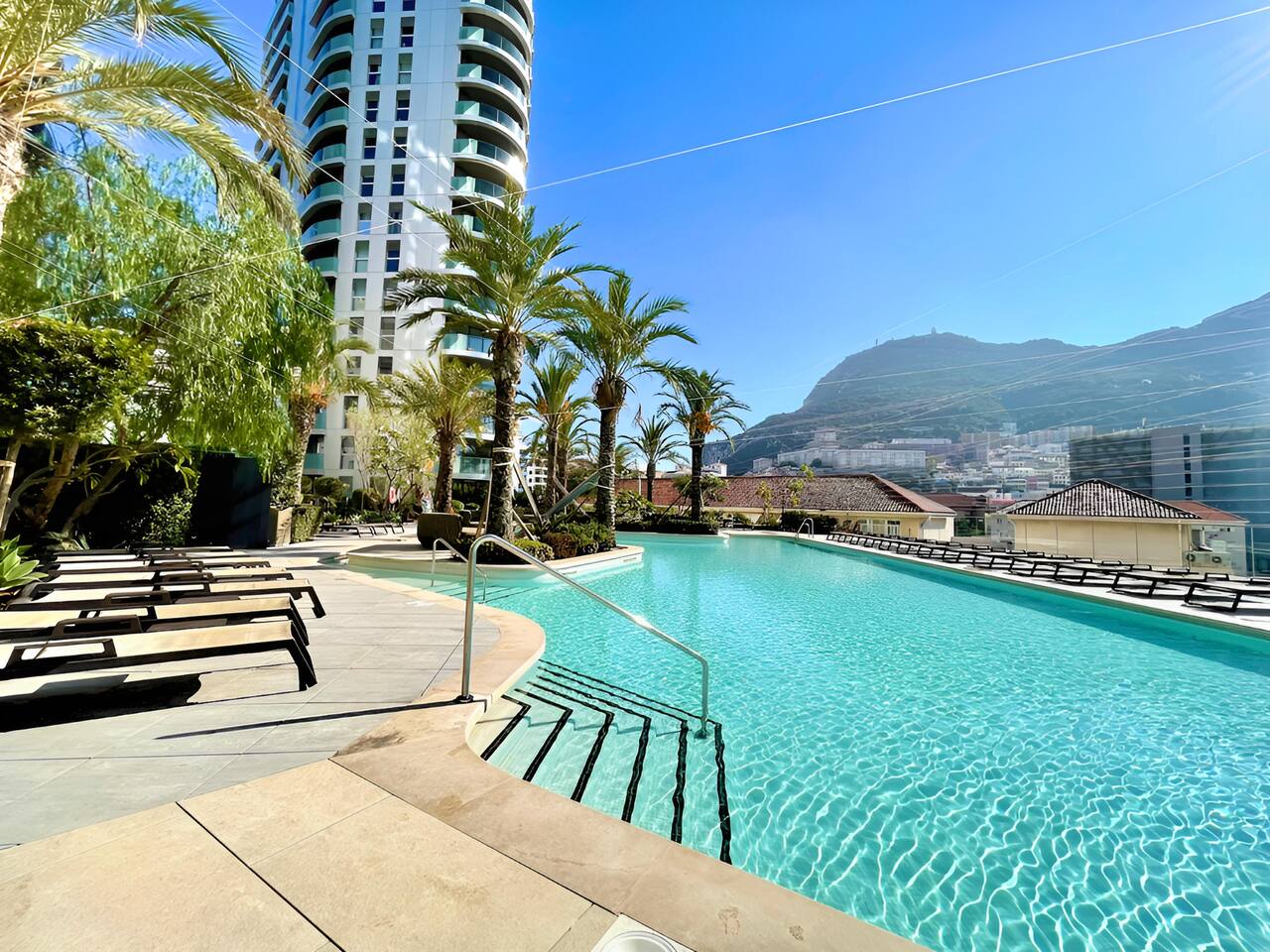 Luxury EuroCity Sky Studio: 19th Floor View & Pool