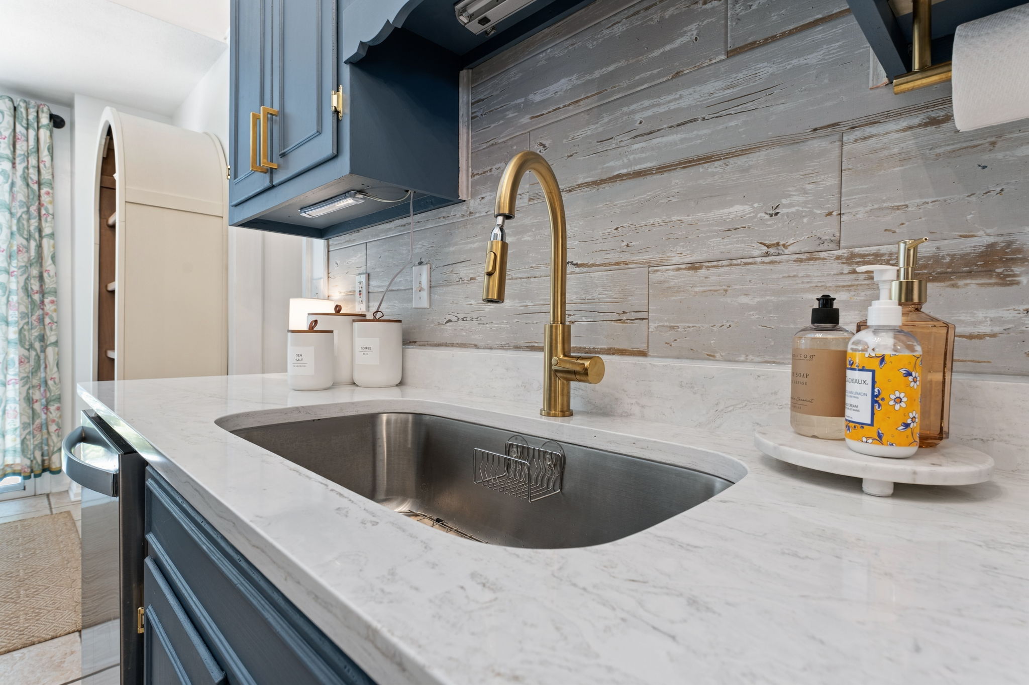 Details matter: marble meets gold, weathered wood whispers luxury, and every soap tells a story of Italian hospitality.