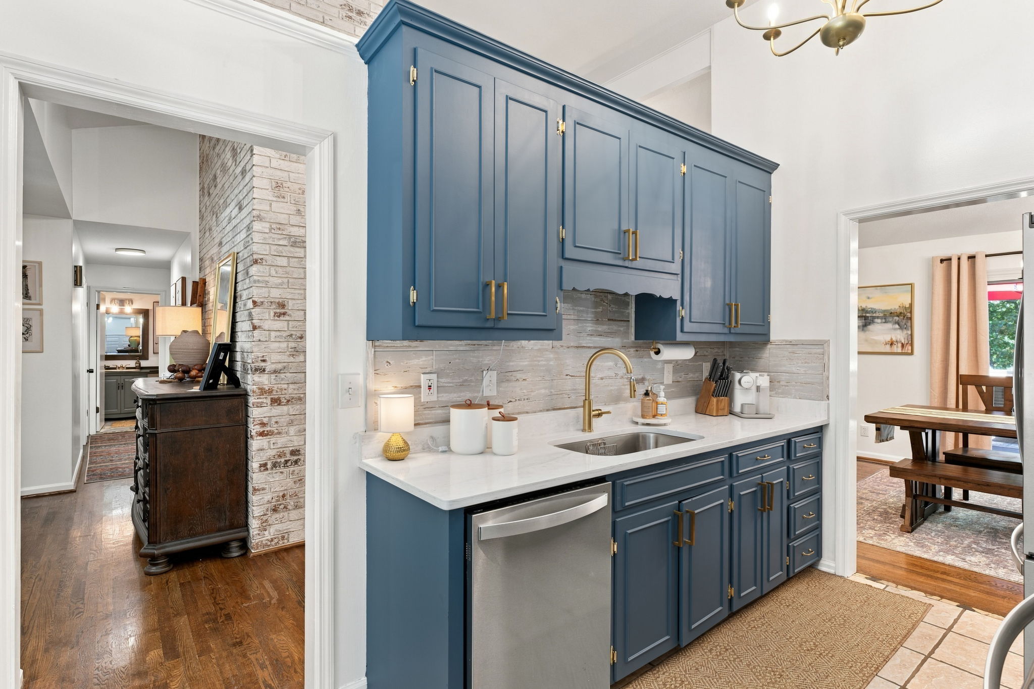 A second kitchen for guests who crave espresso: Nespresso Lattissima at hand, marble counters ready, everything within reach.