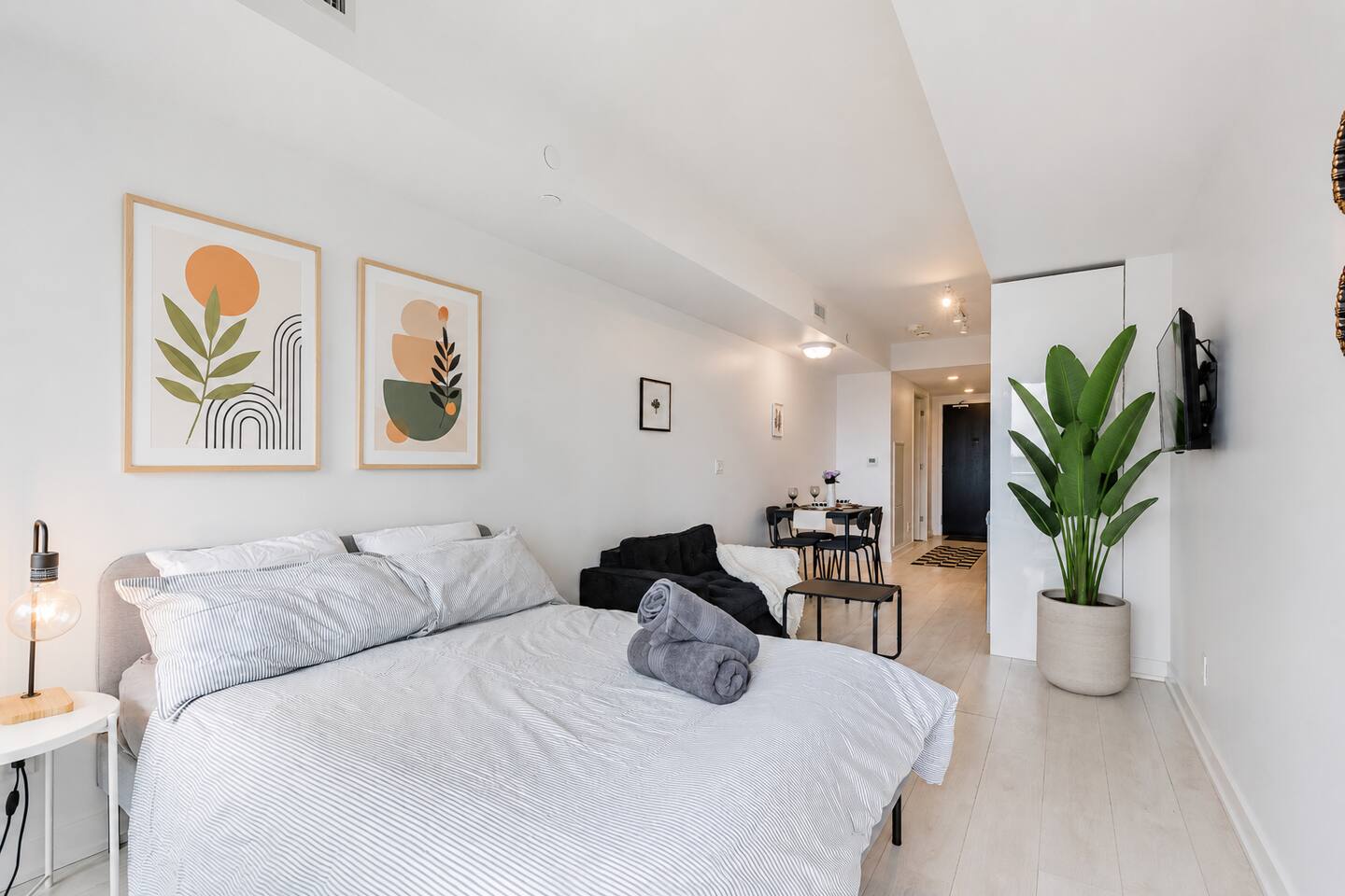 Cute Downtown Studio Suite | Steps away from mall