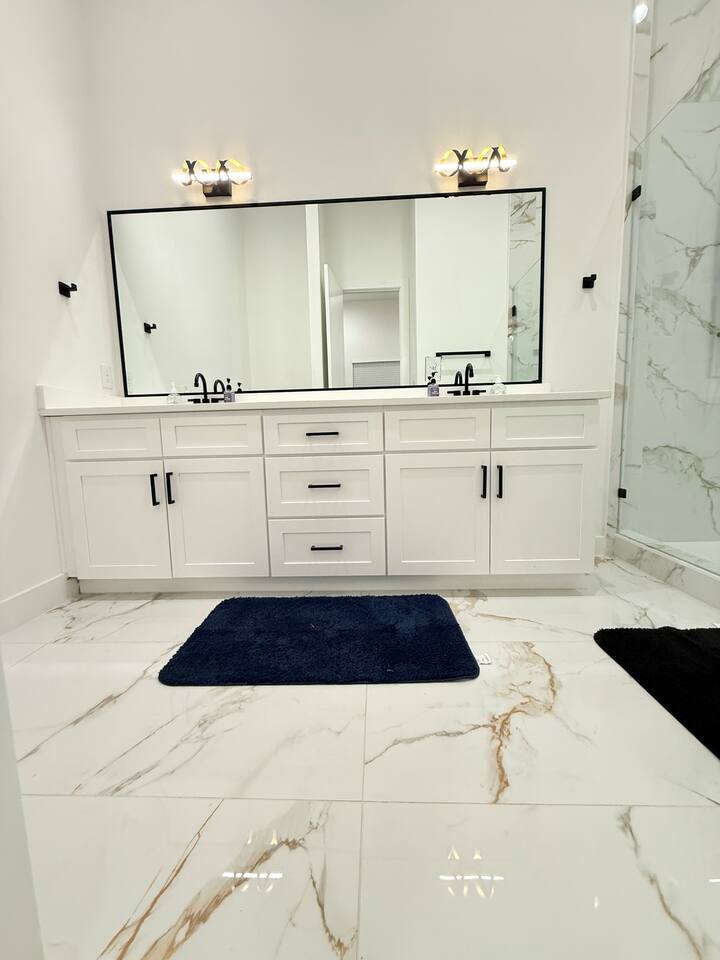 Upscale Minimal 3BR for Families, Nurses & Groups