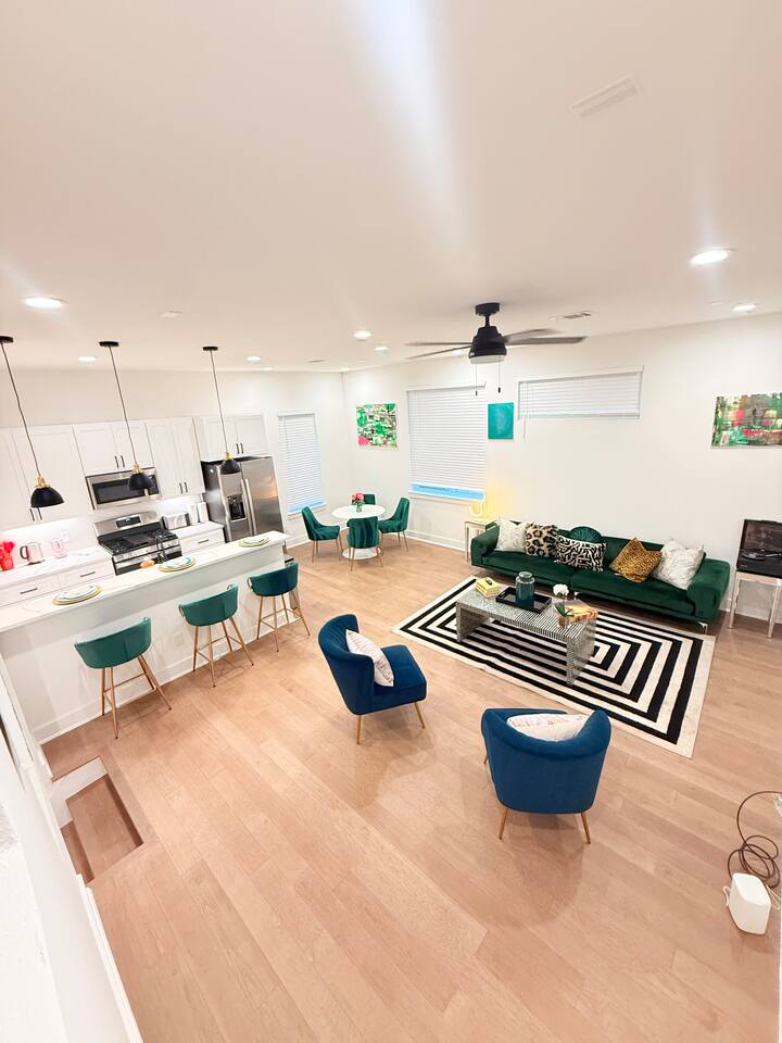 Minimalist 3 BR Families & Groups near the Heights