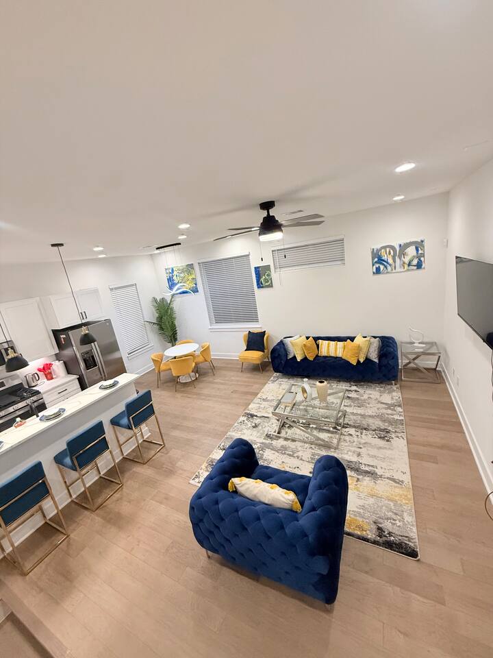 Minimalist 3 BR Families & Groups near the Heights
