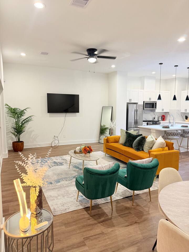 Minimalist 3 BR Families & Groups near the Heights