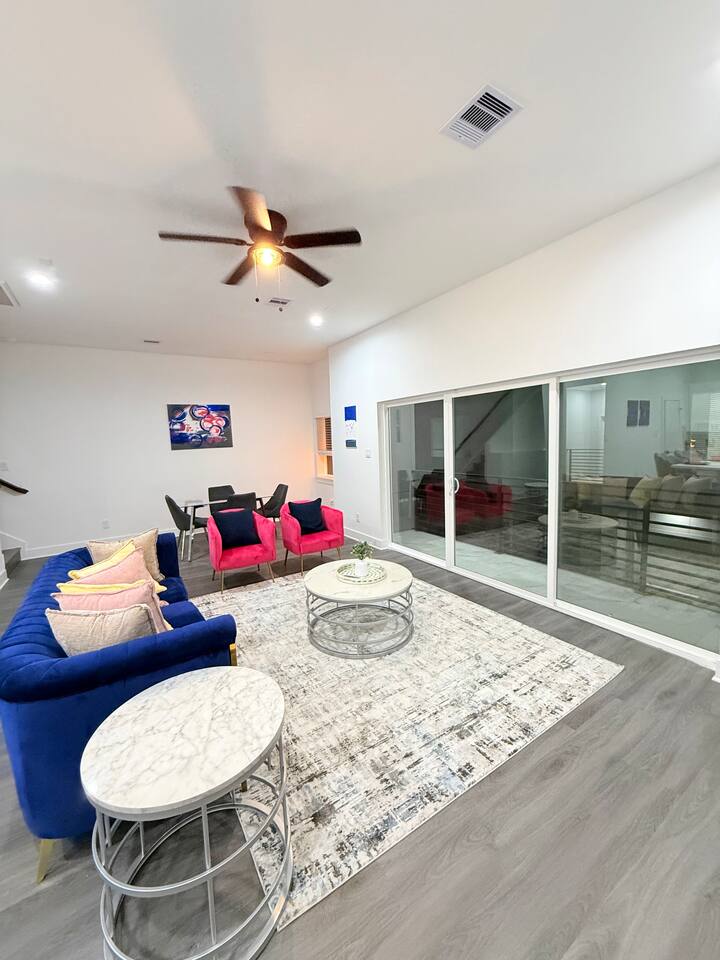 Minimalist 3 BR Families & Groups near the Heights