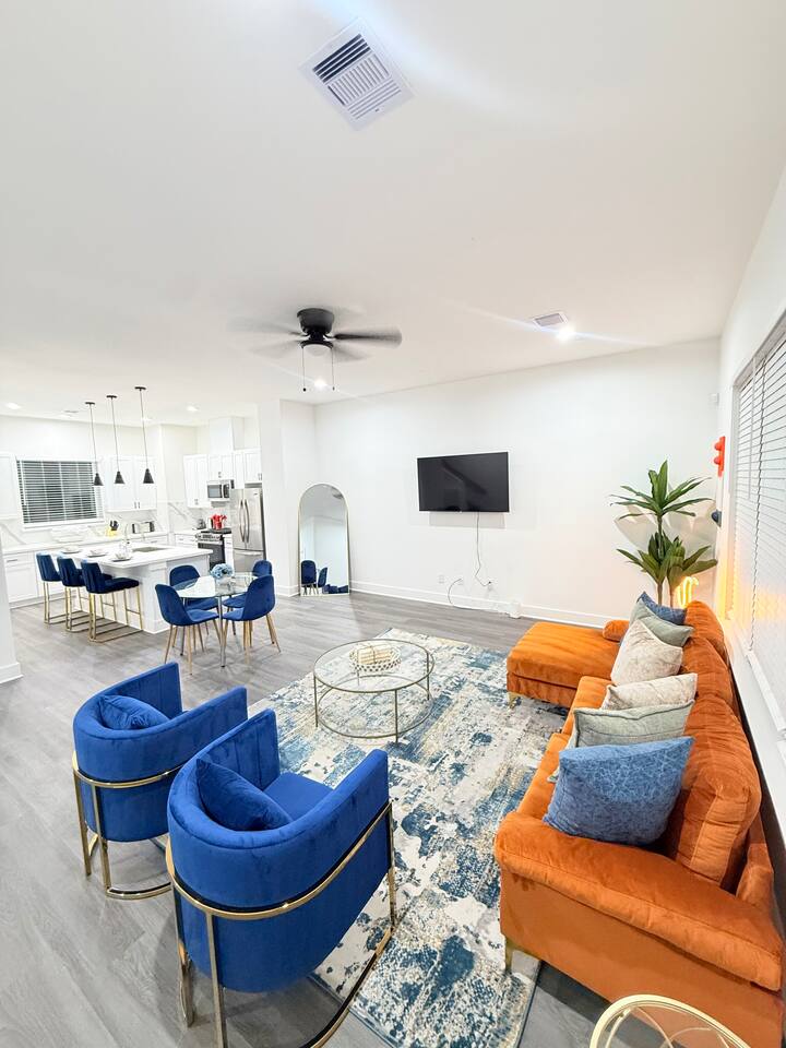 Minimalist 3 BR Families & Groups near the Heights