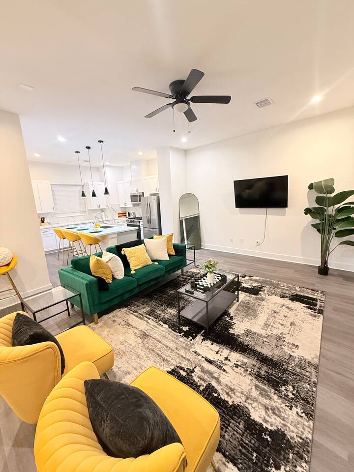 Minimalist 3 BR Families & Groups near the Heights