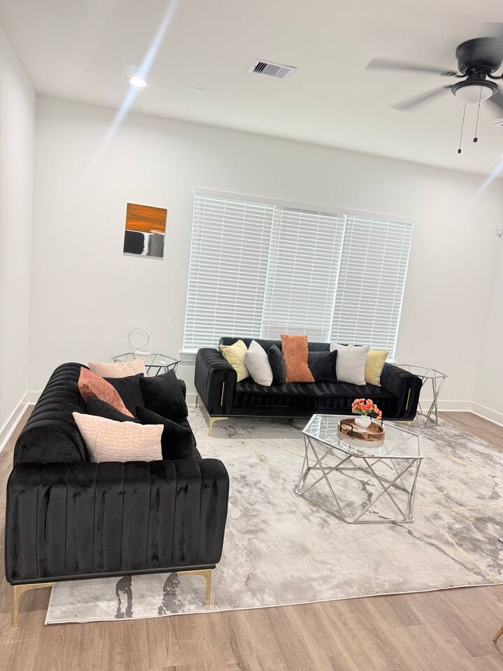 Minimalist 3 BR Families & Groups near the Heights