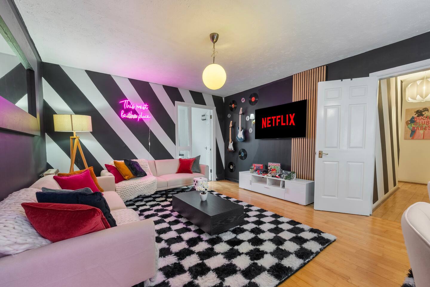 Sleeps 6 | 1 Minute walk to Camden Market + WiFi