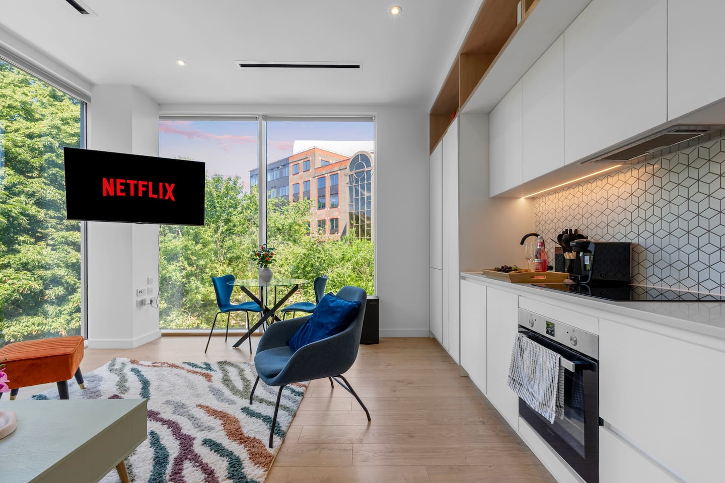 Sleeps 5 | Hotel Style with 2 Bathrooms + Parking