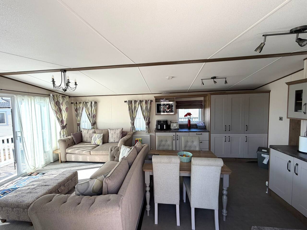 Beach Side | Sleeps 8 | Pendine Sands Escape