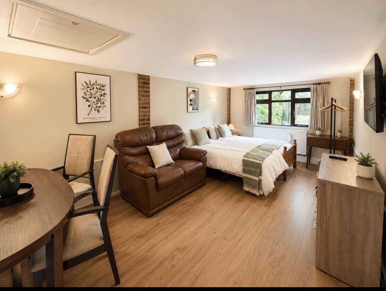 Riverside Studio - Pool & Tennis Court