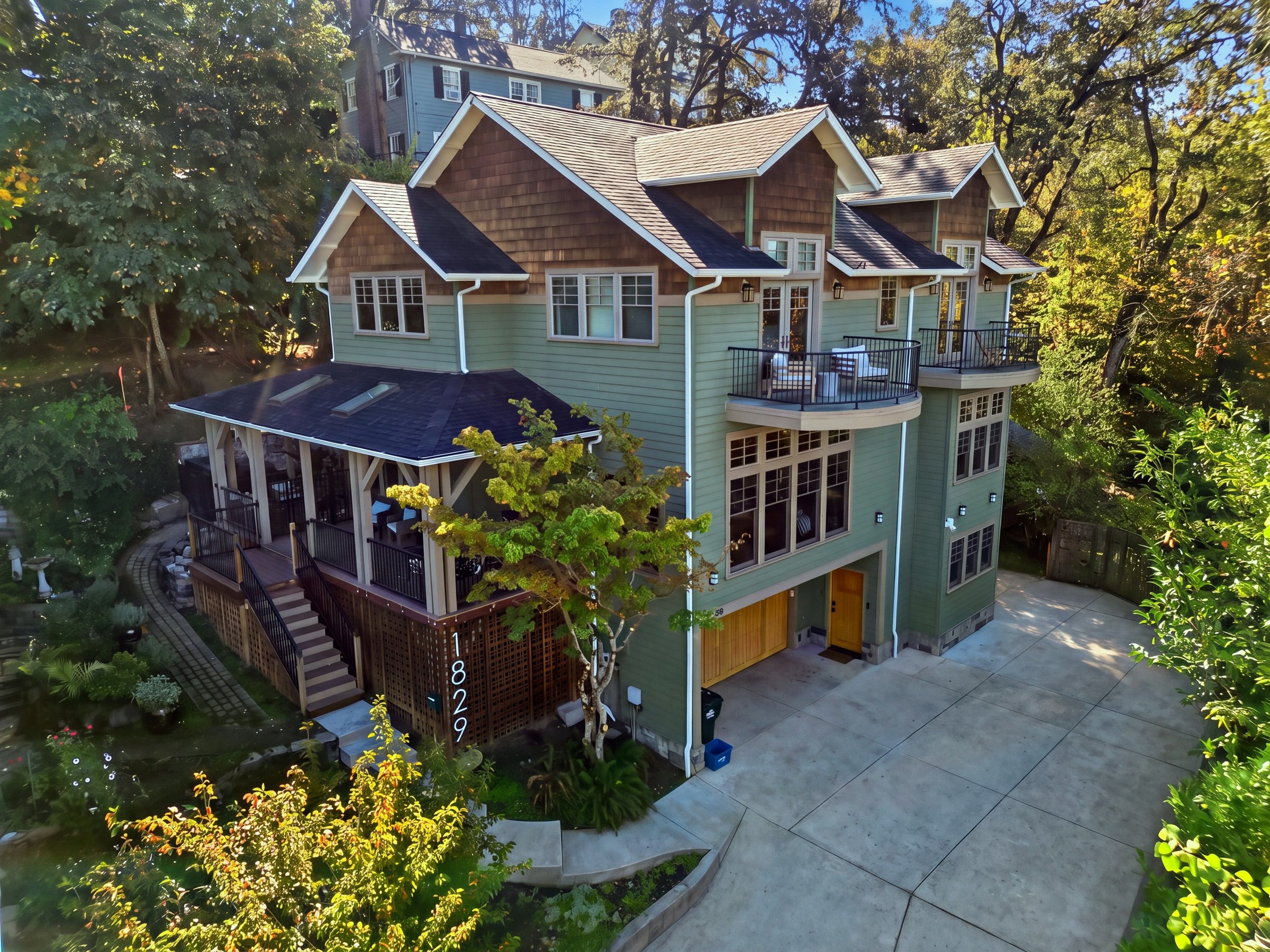 Fairmount Blvd Iconic UO Campus Tree House