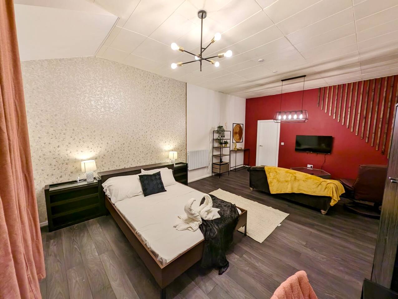 Cozy 1 Bed Apartment with Kitchen in Town