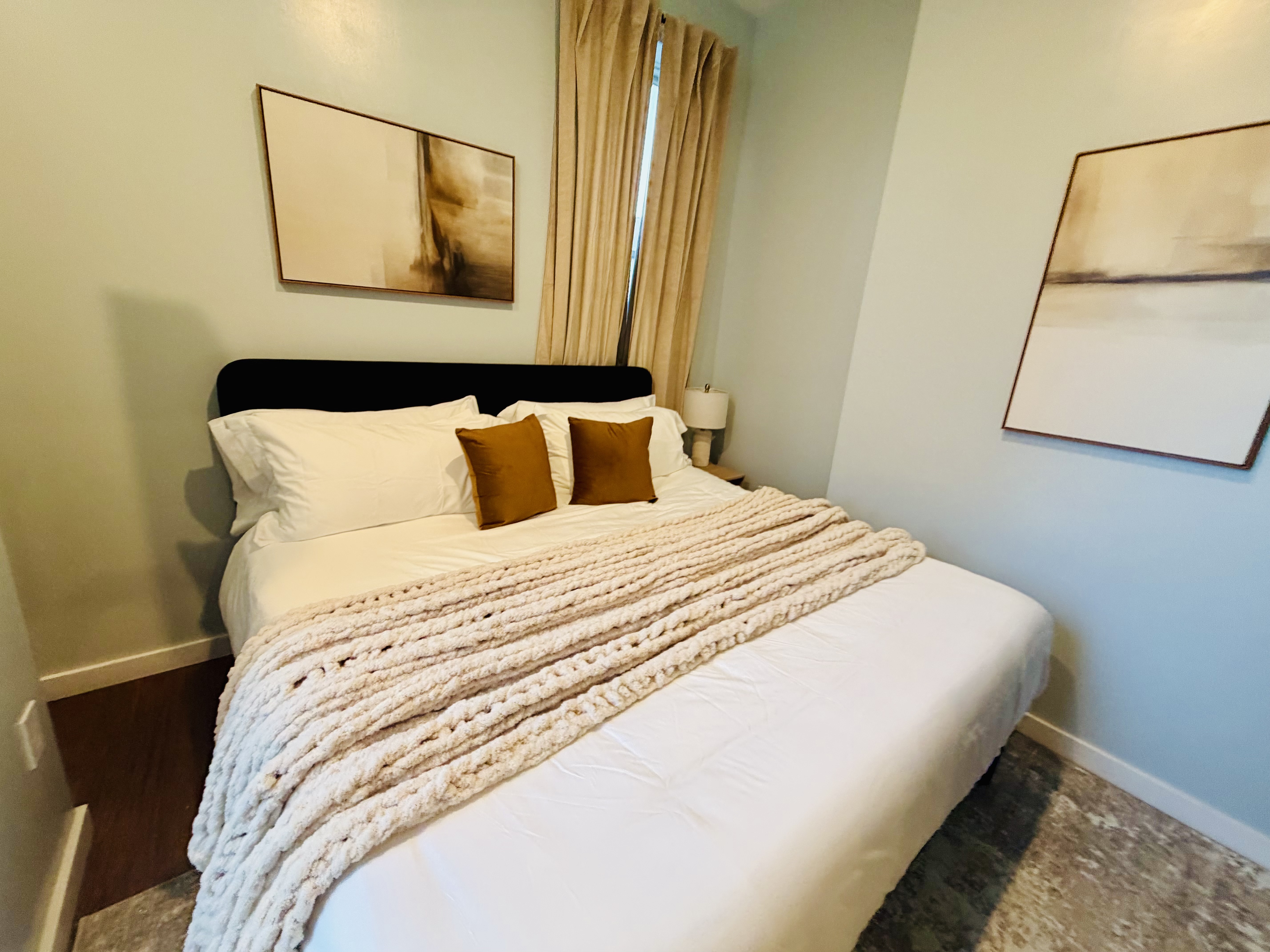 OTR| King Bed| Smart TVs| Sleeps 3| Wifi| 1st Fl