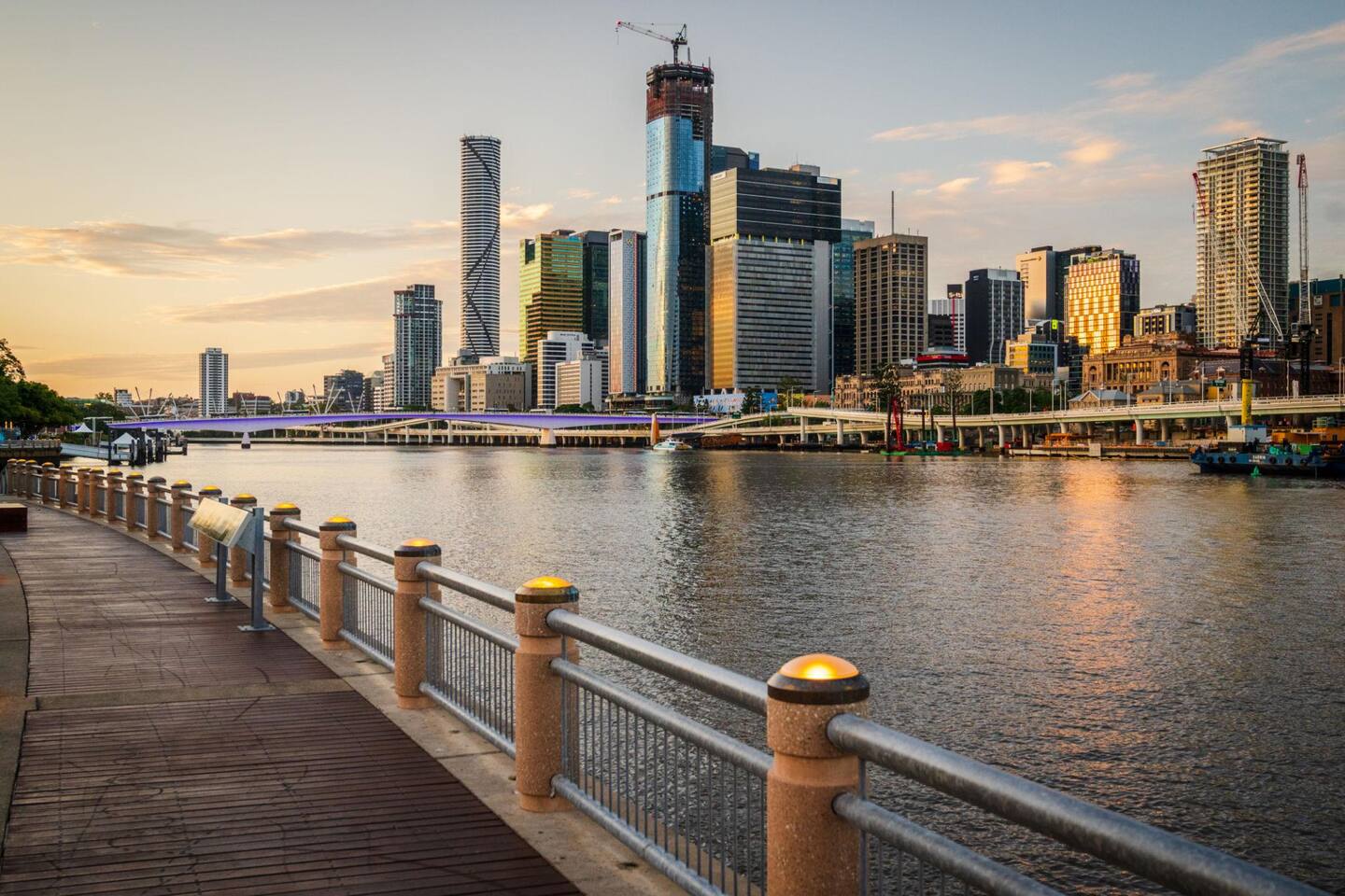 Riverside Retreat: Stunning skyline views await from your private balcony! Enjoy city vibes!