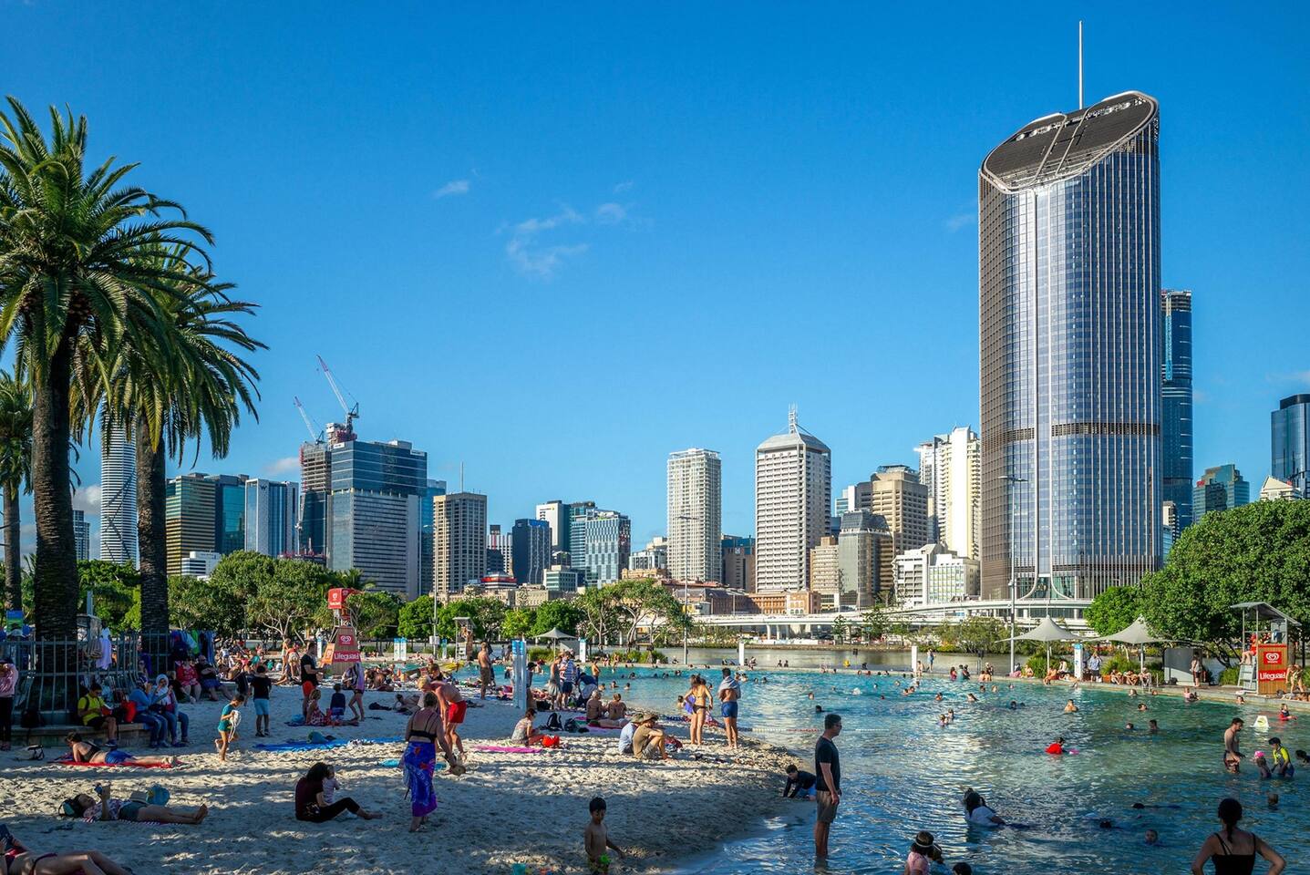 South Brisbane Beachfront: Splash in the waves with stunning city views right at your doorstep!