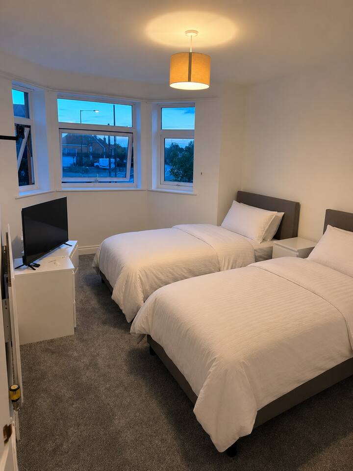 #209 Large Leamington Spa Home – Sleeps 10