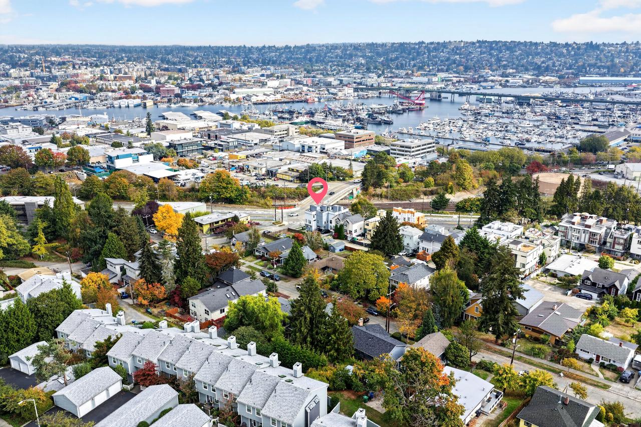Charming neighborhood stay near the marina with scenic city views