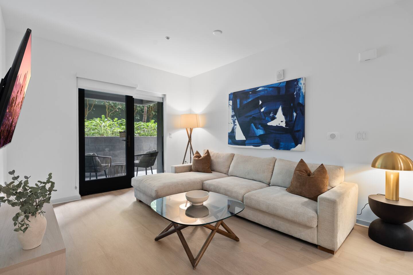 Chic 2BR Retreat in the Heart of Hollywood