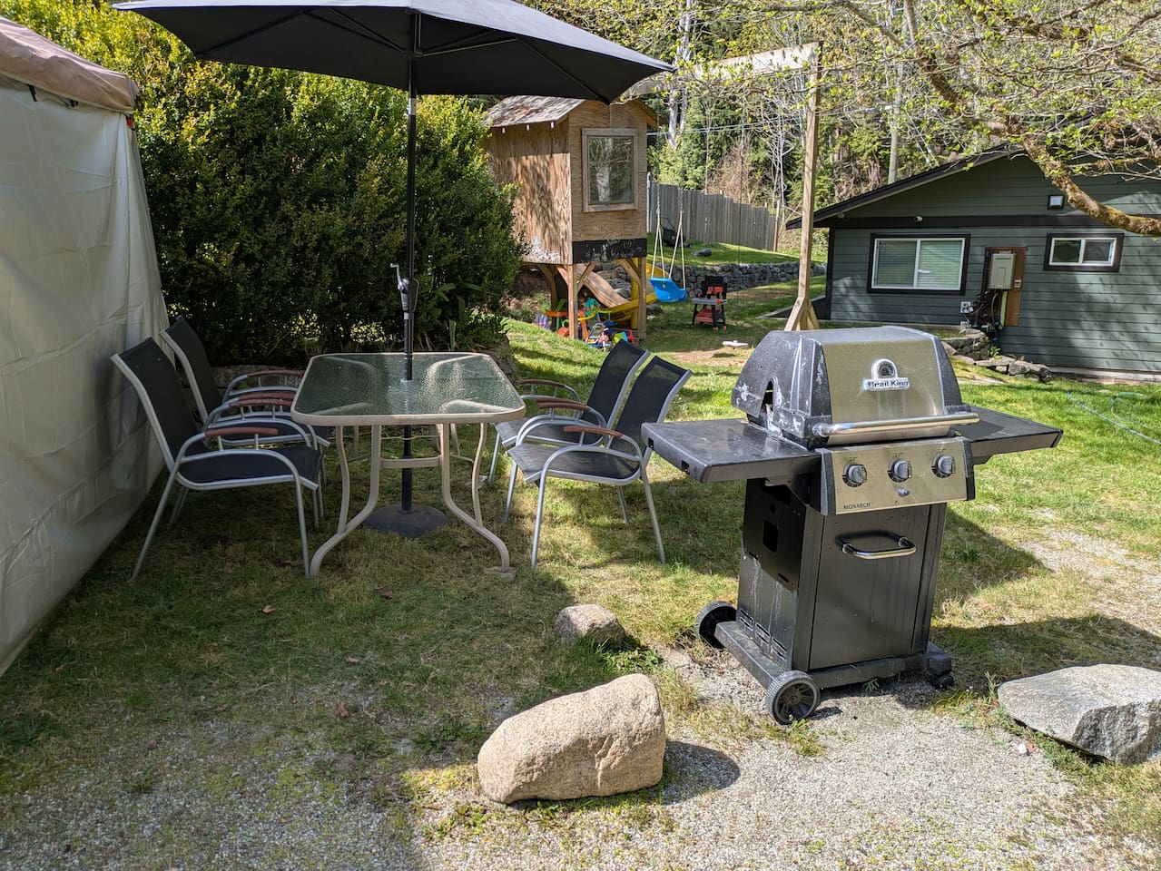 The backyard dining area and BBQ. Propane is included.