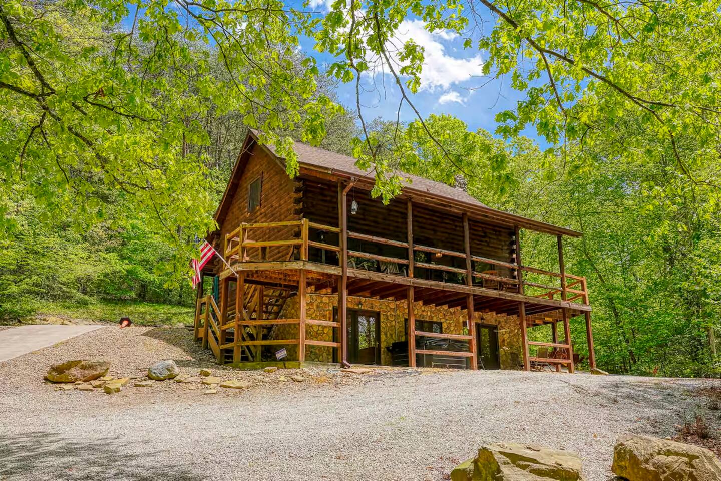 Hot tub + Games + Fireplace + 30 Private Acres