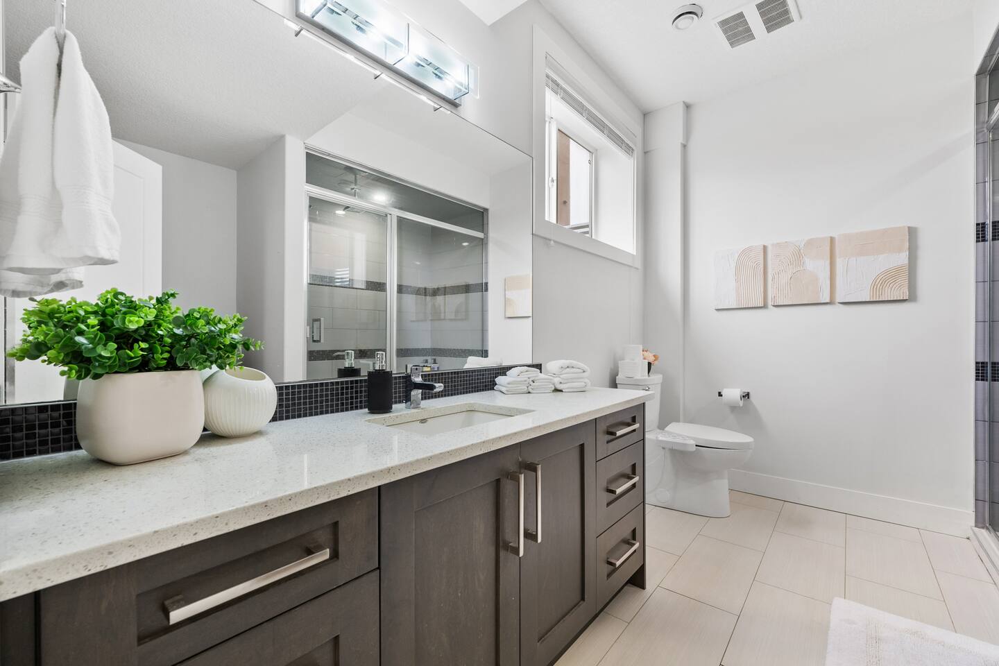 2BR | Walkout Basement Suite w/ AC * – Photo 10