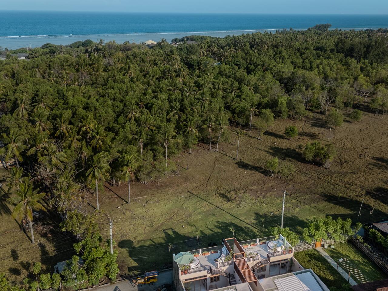 2 minutes walk from the beach, hear the ocean in the morning.