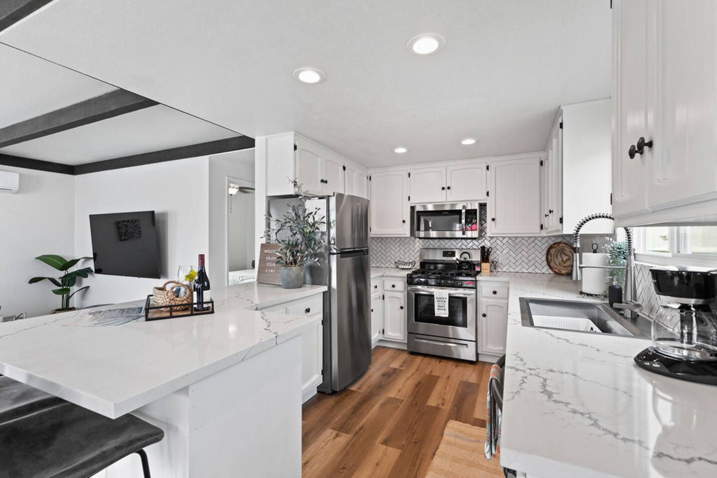 Fully equipped kitchen with all of your cooking needs
