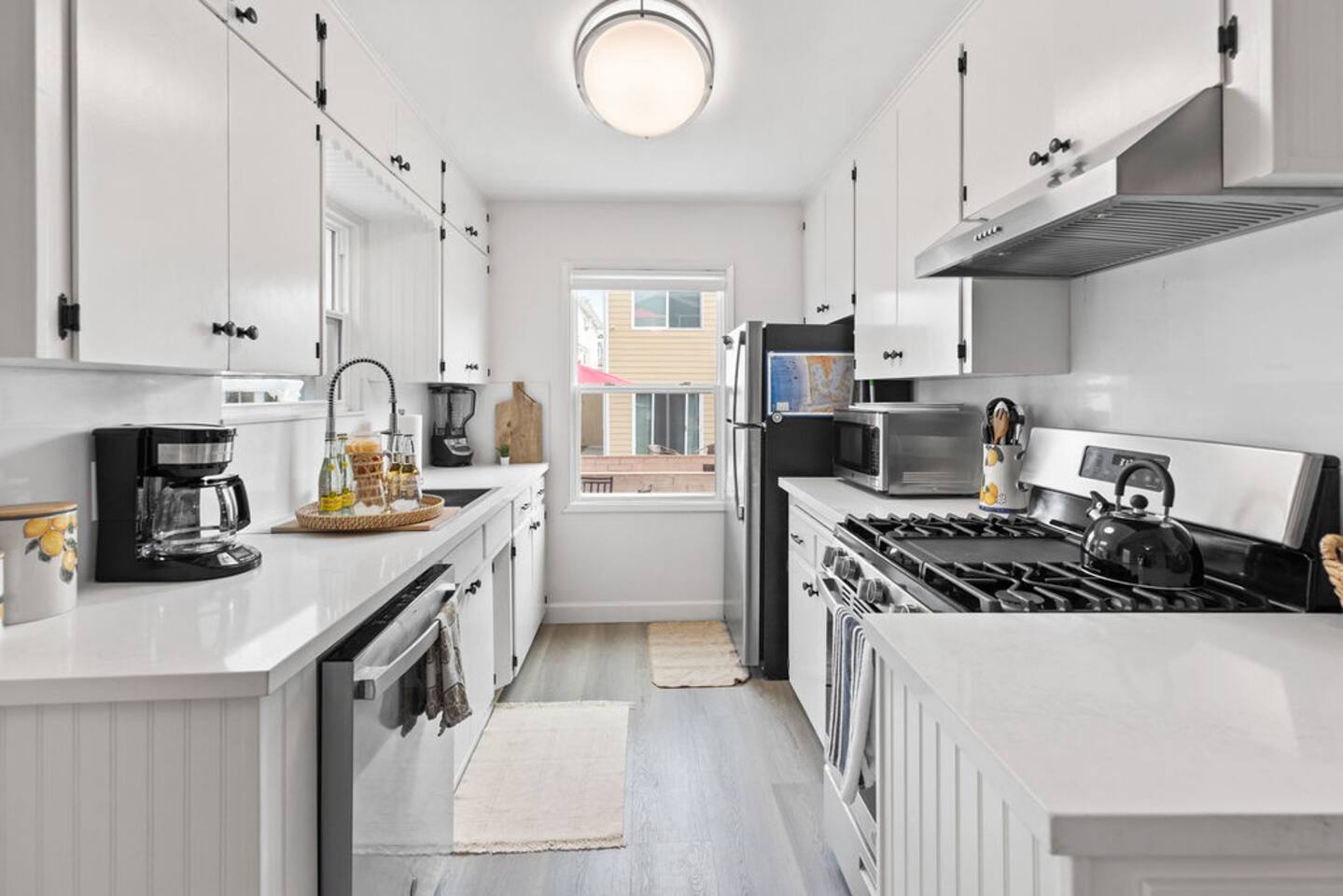 Fully equipped kitchen.