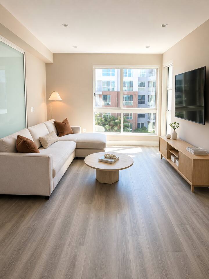 Modern Hollywood Retreat w/ Balcony & Laundry