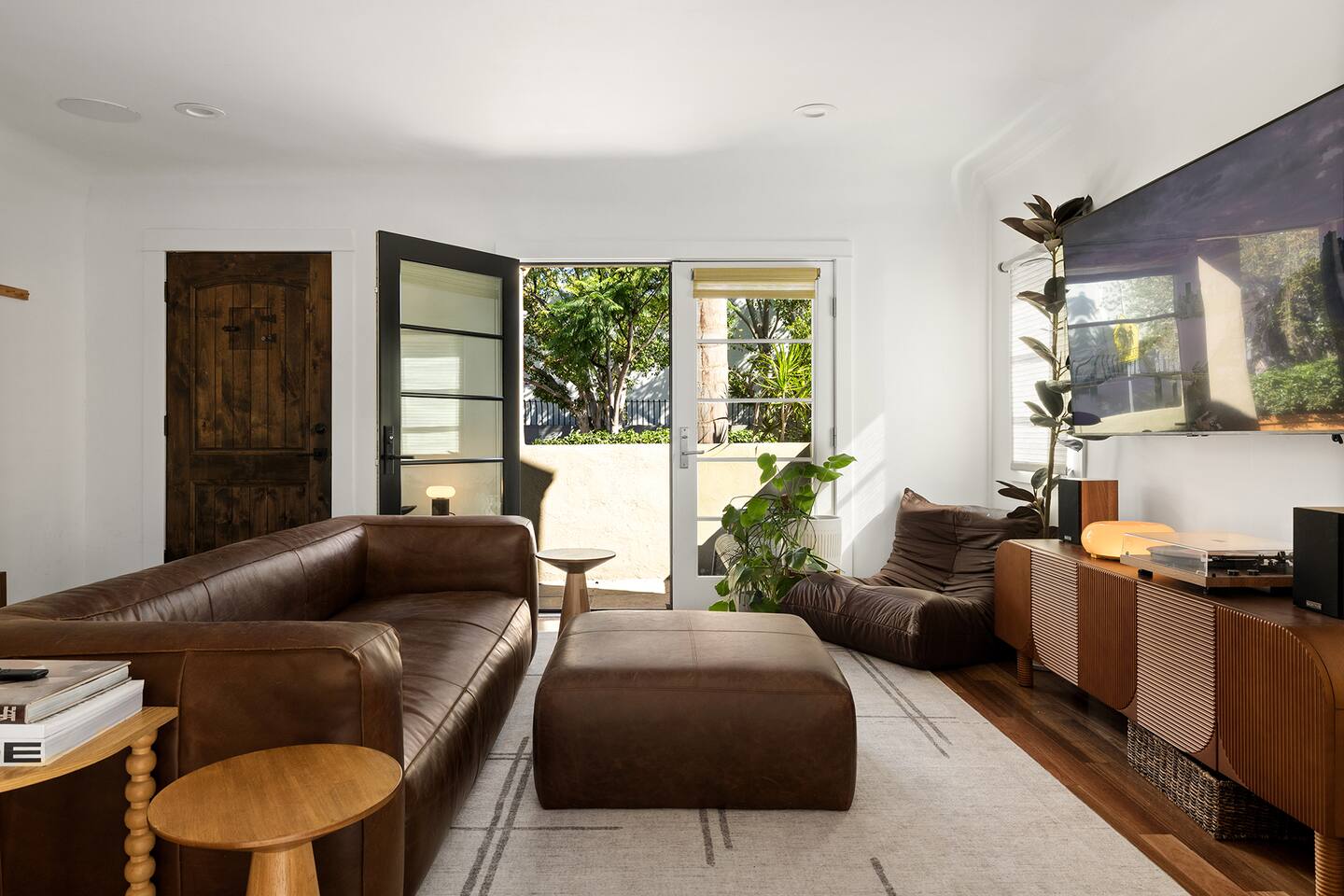Hollywood Hideaway - Remodeled 3BR Gated Home