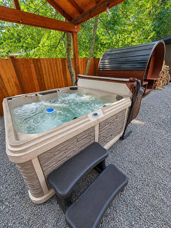 Longmire Retreat private covered hot tub