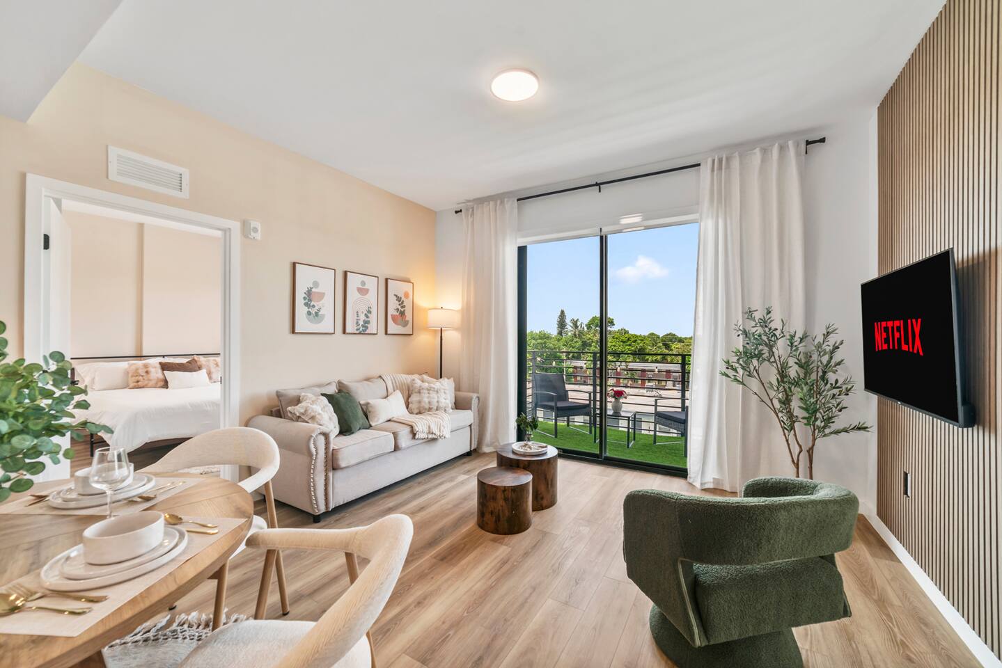 {Golden Palms Penthouse} Gym ~ Beach ~Free Parking