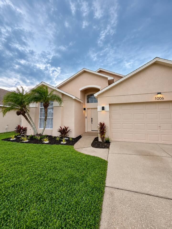 Lakeview 15 Min to Disney Pool Home 4BR/3BA