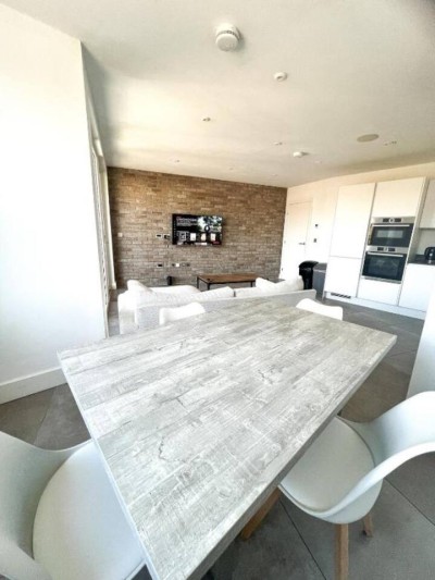 Fully fitted kitchen with dining table – dishwasher, oven and microwave