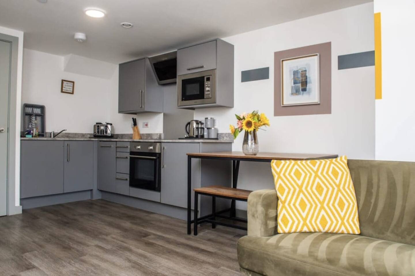 #206 Liverpool Apartment | Perfect City Stay-for 8