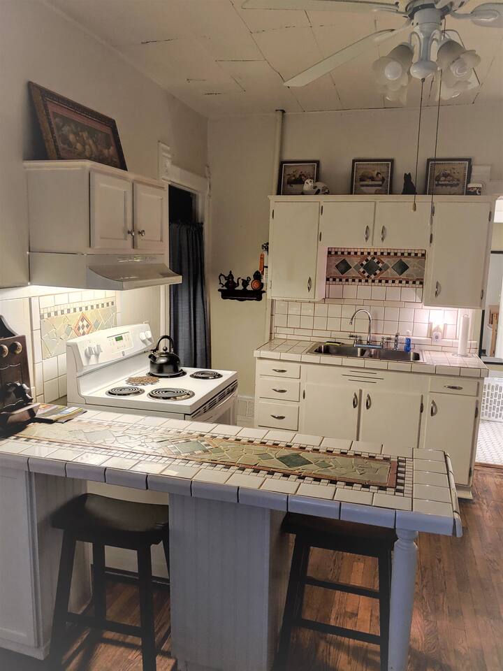 Kitchen area, also includes Keurig plus coffee pods, toaster, microwave and refrigerator. Oh, and pots and pans, dishes and utensil, everything you need to cook and serve a dinner, just bring the groceries!