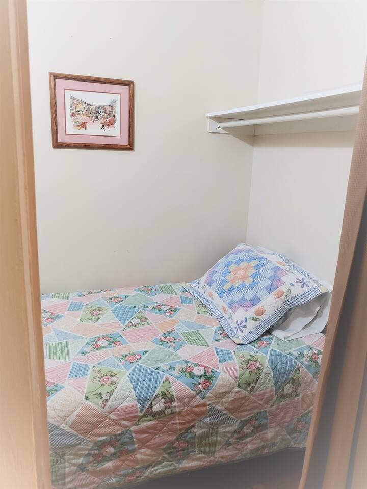 This is a"sleeping alcove" in Apartment 1.
Its not an extra bedroom. just a cozy little place for an extra guest. with a single bed. Just right for your child or a close friend,
it opens onto the main bedroom. The curtain offers some privacy.
