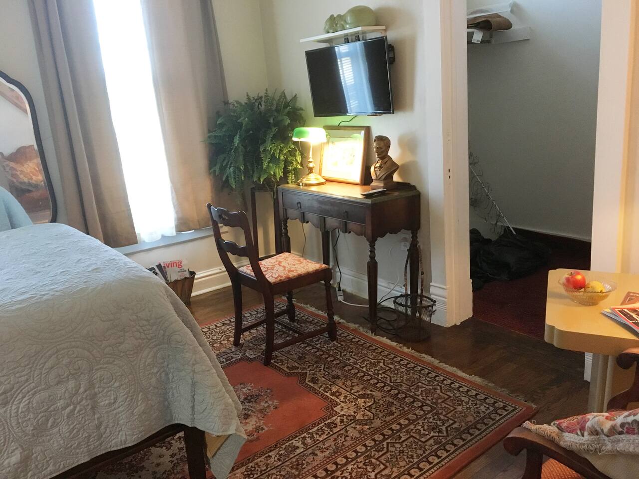 A private apartment, with its own bathroom-no sharing here. "Lets go someplace different....."A quiet place, we don't need to be entertained ...........