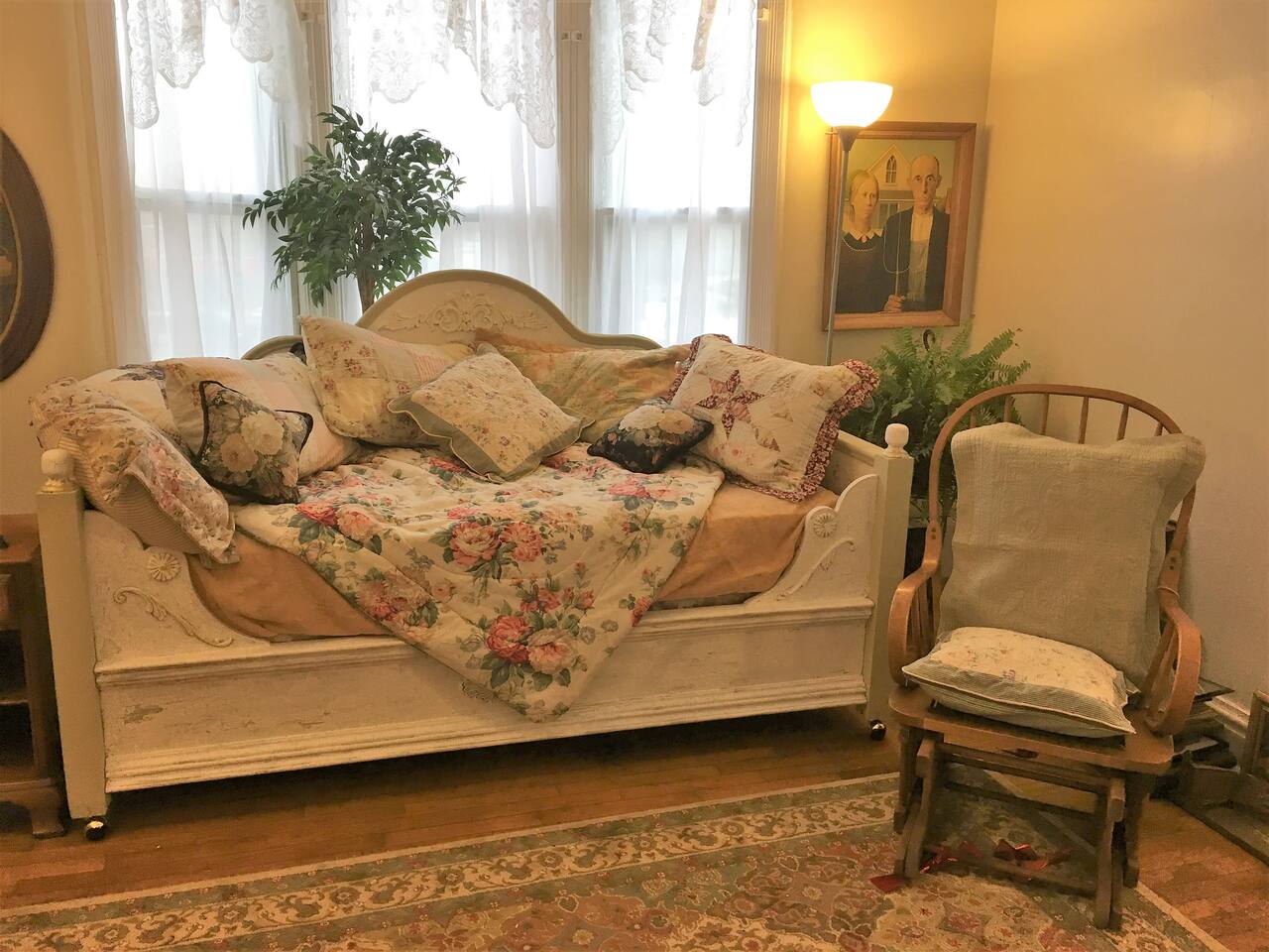 A big, comfy, fun victorian style daybed for watching movies on a 43" TV- doubles as an extra twin bed. This place sleeps 3!