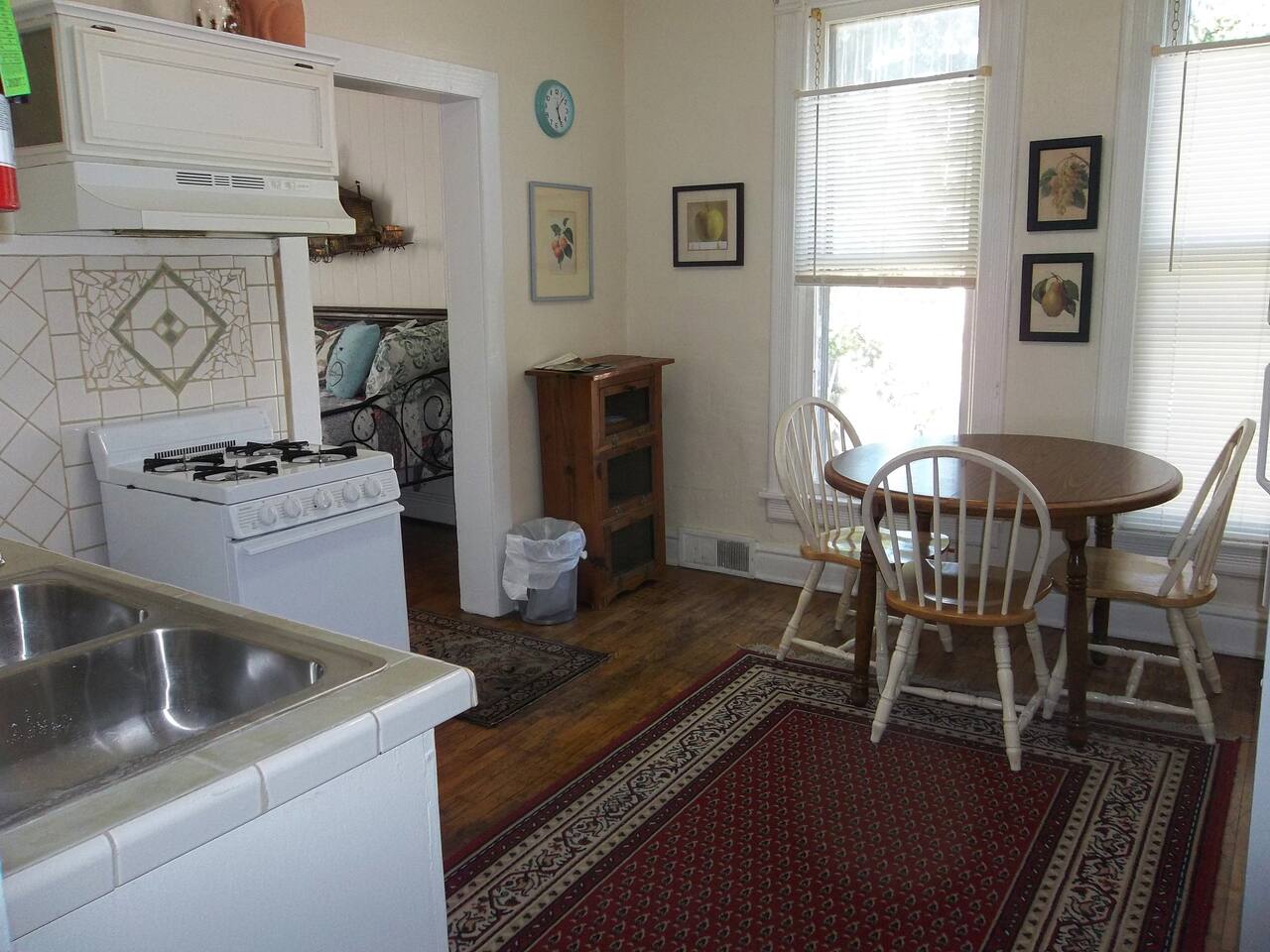 Heart of Hillsdale 1 Bdrm, Work,Cook, Relax Wifi